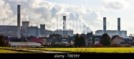 Wohnviertel vor Braunkohlekraftwerk Frimmersdorf, Deutschland, Nordrhein-Westfalen, Bergheim, Grevenbroich Stockfoto