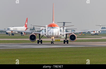 Easyjet eine Boeing 319-111, G-EZIX bereitet für Sie am Flughafen Manchester Stockfoto