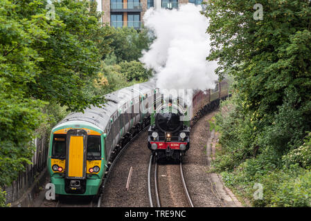 Der Dampf Träume Bahn gestartet haben, einen linienverkehr zwischen London Waterloo und Windsor und Eton Riverside läuft 3 Mal am Tag an Dienstagen zwischen Juni und September, dem ersten geplanten Mainline steam Routen seit dem Ende von Dampf in den späten 1960er Jahren. Die Services werden von den kürzlich restaurierten Mayflower, eine Klasse B1 im Jahr 1948 für die britische Eisenbahn gebaut. Der erste Zug gesehen, die durch Chelsea kurz nach Abreise Stockfoto