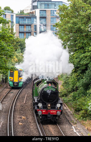 Der Dampf Träume Bahn gestartet haben, einen linienverkehr zwischen London Waterloo und Windsor und Eton Riverside läuft 3 Mal am Tag an Dienstagen zwischen Juni und September, dem ersten geplanten Mainline steam Routen seit dem Ende von Dampf in den späten 1960er Jahren. Die Services werden von den kürzlich restaurierten Mayflower, eine Klasse B1 im Jahr 1948 für die britische Eisenbahn gebaut. Der erste Zug gesehen, die durch Chelsea kurz nach Abreise Stockfoto