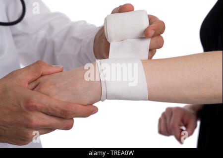 Nahaufnahme von einem Arzt, einem Verband auf weibliche Handgelenk Stockfoto