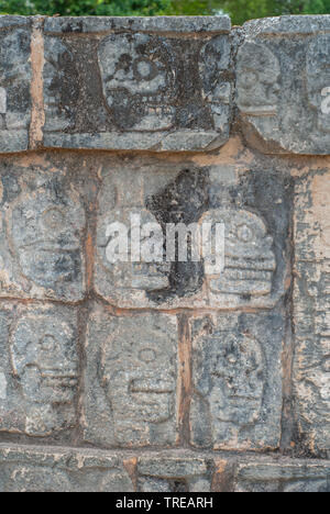 Einzelheiten des Schädels Gravuren, auf einem Maya Tempel, in das archäologische Gebiet von Chichen Itza, auf der Halbinsel Yucatan Stockfoto