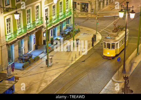 Portugal, Estredmadura, Lissabon, Baixa, Praca da Figueira, Straßenbahn abgestellt in der Nacht. Stockfoto