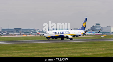 Ryanair Boeing 737-8 ALS, EI-DLK, Beschleunigung der Start- und Landebahn für Nehmen Sie am Flughafen Manchester Stockfoto