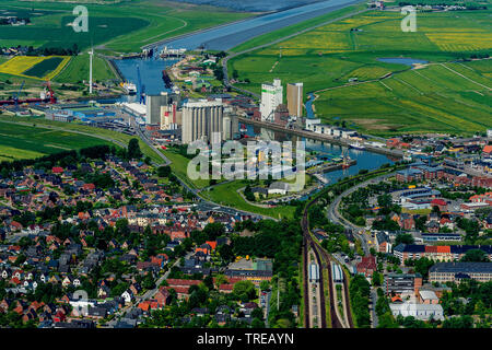 Luftaufnahme der Stadt mit Husumer Au, Deutschland, Schleswig-Holstein, Friesland, Husum Stockfoto