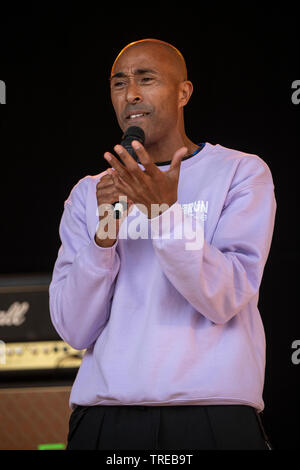 Colin Jackson, ehemaliger britischer Sprint- und hürdenlauf Athlet, der die 110 Meter Hürden spezialisiert. Auf der Bühne im Lauf Fest laufen Festival, Wiltshire. Stockfoto