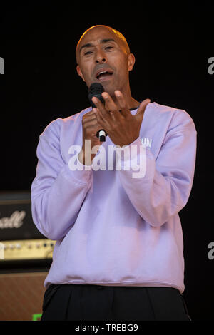 Colin Jackson, ehemaliger britischer Sprint- und hürdenlauf Athlet, der die 110 Meter Hürden spezialisiert. Auf der Bühne im Lauf Fest laufen Festival, Wiltshire. Stockfoto