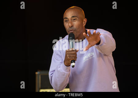 Colin Jackson, ehemaliger britischer Sprint- und hürdenlauf Athlet, der die 110 Meter Hürden spezialisiert. Auf der Bühne im Lauf Fest laufen Festival, Wiltshire. Stockfoto