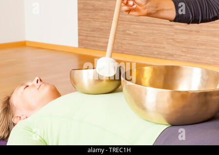 Therapie mit tibetischen Klangschalen Stockfoto