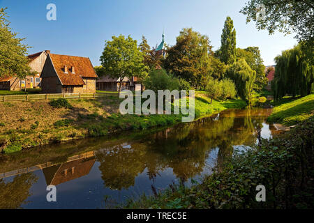 Park mit Fluss Berkel, Bauernhaus Museum und die St. Georg Kirche, Deutschland, Nordrhein-Westfalen, Münsterland, Vreden Stockfoto