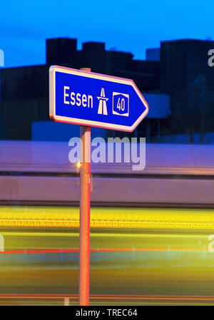 Hinweisschild nach Essen auf der Autobahn A 40 am Abend, Deutschland, Nordrhein-Westfalen, Ruhrgebiet, Bochum Stockfoto