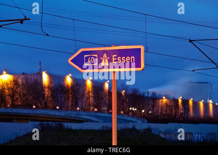 Hinweisschild nach Essen auf der Autobahn A 40 am Abend, Deutschland, Nordrhein-Westfalen, Ruhrgebiet, Bochum Stockfoto