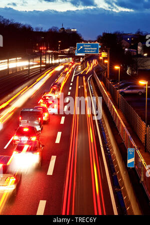 Der Verkehr auf der Autobahn A 40 am Abend, Deutschland, Nordrhein-Westfalen, Ruhrgebiet, Essen Stockfoto