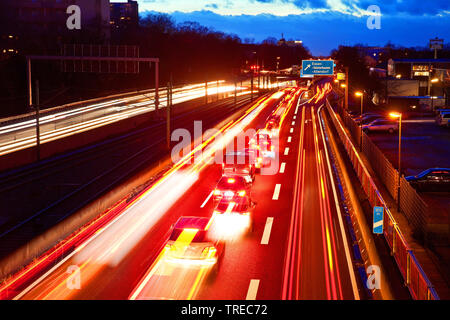 Der Verkehr auf der Autobahn A 40 am Abend, Deutschland, Nordrhein-Westfalen, Ruhrgebiet, Essen Stockfoto