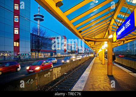 U-Bahn-Station Savignystr./ETEC Nächste 40 am Abend zur Autobahn, Deutschland, Nordrhein-Westfalen, Ruhrgebiet, Essen Stockfoto