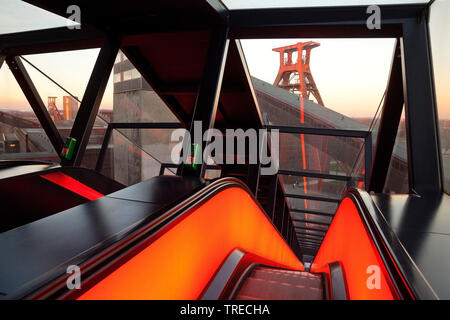 Beleuchtete Gangway von Zollverein Schacht XII, Deutschland, Nordrhein-Westfalen, Ruhrgebiet, Essen Stockfoto