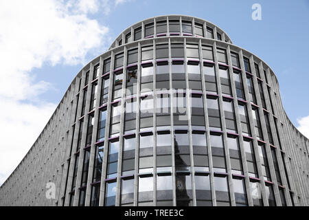 Moderne Architektur in Chamberlain Square, Birmingham. Auf dem ehemaligen Standort der alten Bibliothek neue Büros und Geschäfte im Glas abgedeckt sind Stockfoto