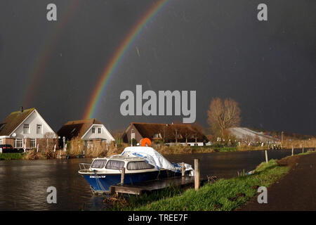 Rain cloud und doppelten Regenbogen, Niederlande, Südholland, Ommoord Stockfoto