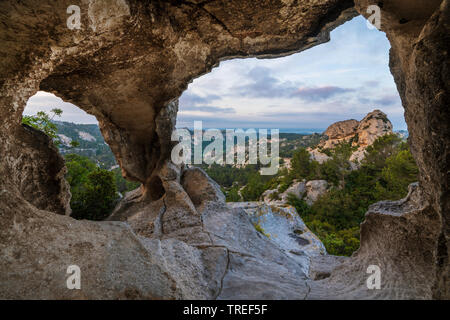 Höhle mit Blick auf Les Baux-de-Provence, Frankreich, Provence, Les Baux-de-Provence Stockfoto