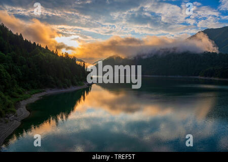 See Sylvenstein bei Sonnenaufgang, Deutschland, Bayern, Karwendelgebirge Stockfoto