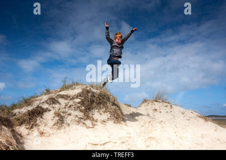 Springen kid in den Dünen auf Texel, Niederlande, Texel, De Slufter Stockfoto