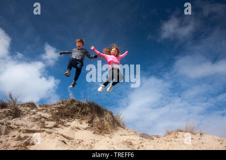 Springen die Kinder in den Dünen auf Texel, Niederlande, Texel, De Slufter Stockfoto