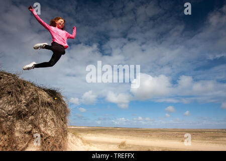 Springen kid in den Dünen auf Texel, Niederlande, Texel, De Slufter Stockfoto