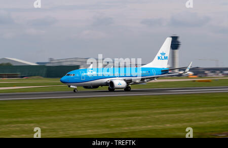 Boeing 737-7 K2, PH-BGF, KLM Royal Dutch Airlines, Richtung nehmen Sie am Flughafen Manchester Stockfoto