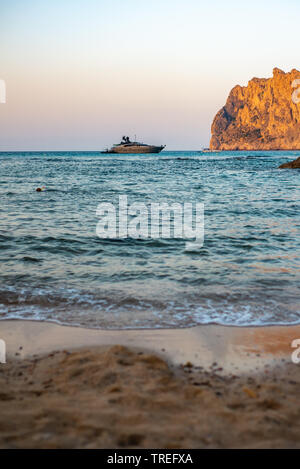 Super Yacht in einer Bucht bei Sonnenuntergang von der Balearen Stockfoto