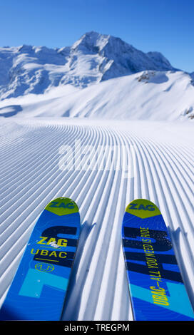 Ski Titel Early ont morgens im Skigebiet in Sainte Foy Tarentaise, Mont Pourri, 3770 m, im Hintergrund, Frankreich, Savoyen, Nationalpark Vanoise Stockfoto