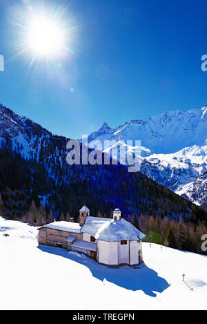 Kirche Notre Dame des Vernettes gebaut im 18. Jahrhundert in der Nähe des Dorfes Peisey Vallandry in Tarentaise, Nationalpark Vanoise im Hintergrund, Frankreich, Savoyen, Nationalpark Vanoise Stockfoto