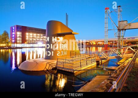 Kunstwerk u-Boot im Museum Kueppersmuehle am Abend, Deutschland, Nordrhein-Westfalen, Ruhrgebiet, Duisburg Stockfoto