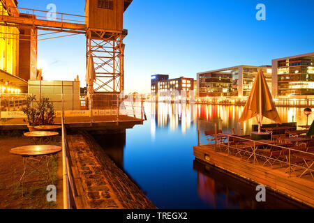 Innenhafen Duisburg am Abend, Deutschland, Nordrhein-Westfalen, Ruhrgebiet, Duisburg Stockfoto