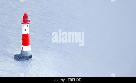 Rot-weiße Leuchtturm umgeben vom Meer in der Nähe von Laboe, England, East Sussex Stockfoto