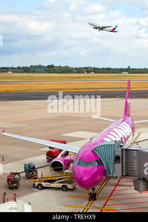 Flugzeuge in die Docking Tor, Deutschland, Nordrhein-Westfalen, Düsseldorf Stockfoto