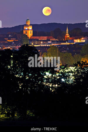 Super Mond über Witten mit Turm des Rathauses und Turm der Johanniskirche in der Nacht, Deutschland, Nordrhein-Westfalen, Ruhrgebiet, Witten Stockfoto