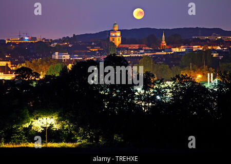 Super Mond über Witten mit Turm des Rathauses und Turm der Johanniskirche in der Nacht, Deutschland, Nordrhein-Westfalen, Ruhrgebiet, Witten Stockfoto