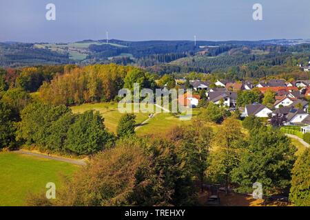 Luftaufnahme einer Regelung im Mittelgebirge, Deutschland, Nordrhein-Westfalen, Sauerland, Meinerzhagen Stockfoto