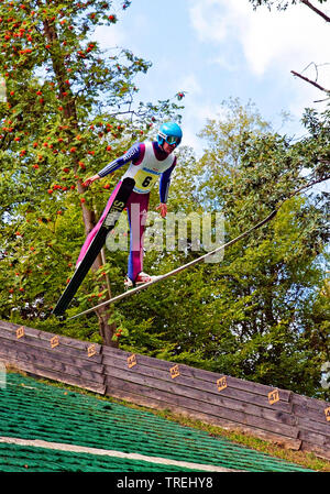 Skispringer im Flug, Meinhardus Schanze im Sommer, Deutschland, Nordrhein-Westfalen, Sauerland, Meinerzhagen Stockfoto