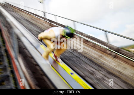 Der Skispringer auf der Meinhardus Schanze im Sommer, Deutschland, Nordrhein-Westfalen, Sauerland, Meinerzhagen Stockfoto