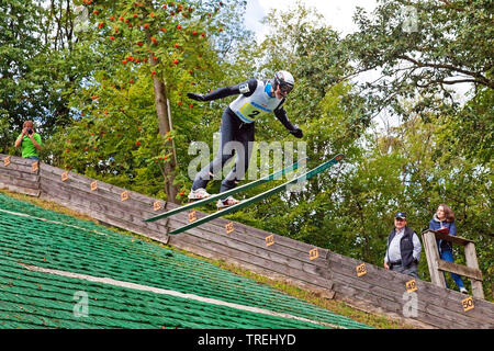 Skispringer kurz vor der Landung, Meinhardus Schanze im Sommer, Deutschland, Nordrhein-Westfalen, Sauerland, Meinerzhagen Stockfoto