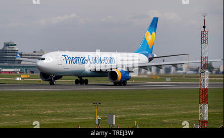 Thomas Cook Airbus A 330-243, G-CHTZ bereit für Sie am Flughafen Manchester Stockfoto