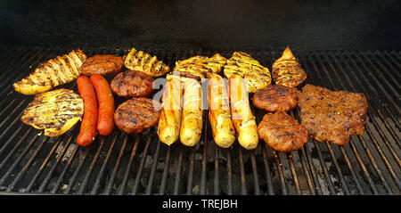 Fleisch und Wurst auf dem Grill Stockfoto