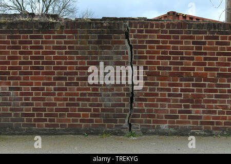 Mauersteine mit einem Crack, Hintergrund Bilder. Stockfoto