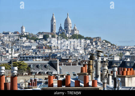 Paris: Überblick über die Hauptstadt von der Straße "Rue d'Astorg", im 8. Arrondissement (Bezirk). Dachterrasse mit Blick über die Stadt mit der Basilika o Stockfoto