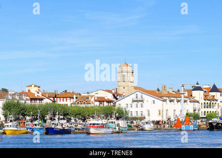 Saint-Jean-de-Luz (Südwesten Frankreichs): Der Hafen, die Stadt und den Kirchturm der Kirche von Saint-Jean-Baptiste (St. Johannes der Täufer) Stockfoto