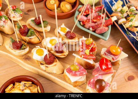 Kleine Vorspeisen am Spieß mit Käse, Oliven und Würstchen. Spanische Tapas oder italienische Antipasti Essen Stockfoto