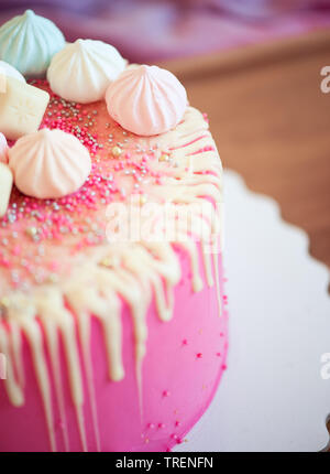 Geburtstag Kuchen mit Glitzer und Baiser Nahaufnahme. Selektive konzentrieren. Stockfoto