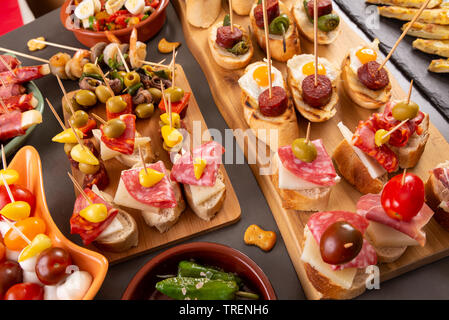 Kleine Vorspeisen am Spieß mit Käse, Oliven und Würstchen. Spanische Tapas oder italienische Antipasti Essen Stockfoto