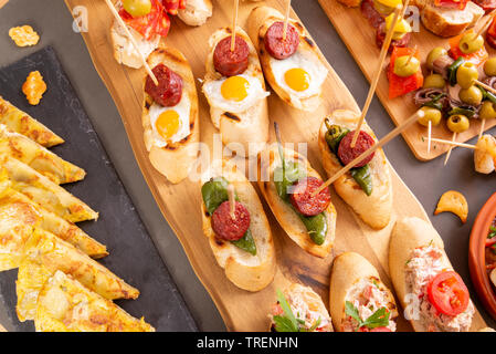 Blick von oben auf eine Vielzahl von Snacks - spanische Tapas oder italienische Antipasti. Flach Stockfoto